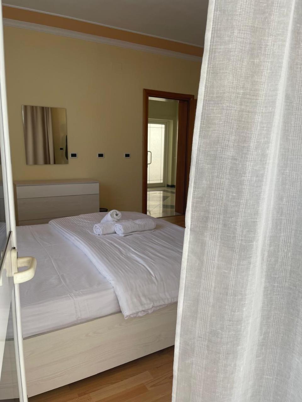Mandarine Hostel Tirana Exteriör bild